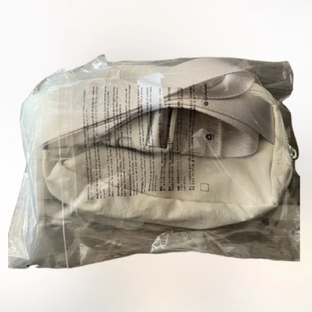 NWT LULULEMON Everywhere Belt bag White Opal - Picture 3 of 6